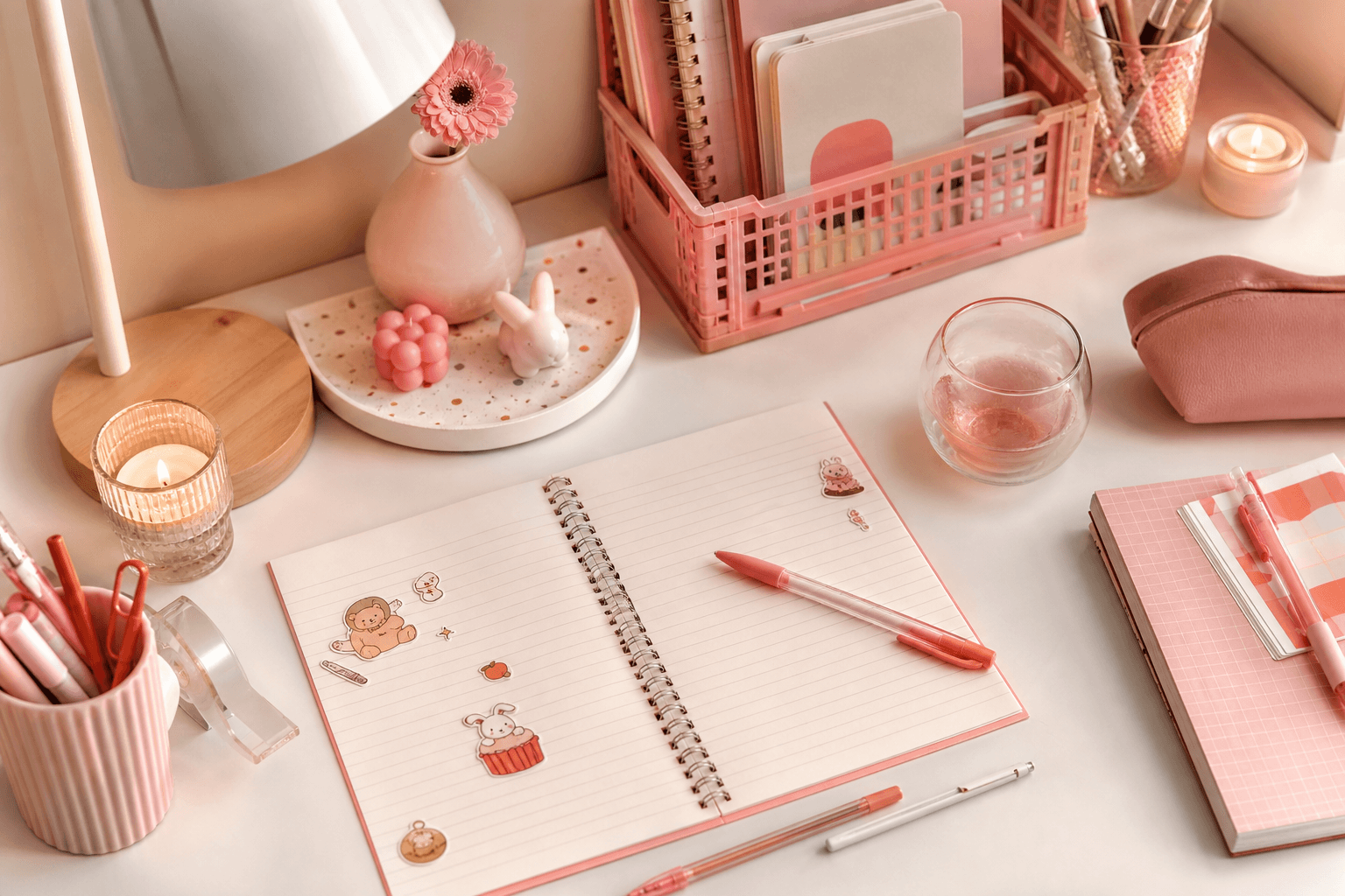 Góc học tập gọn gàng với sticker cute dán trên laptop, sổ tay và hộp bút